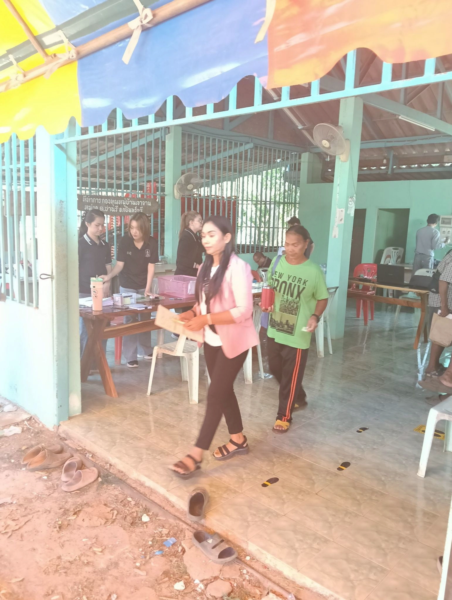 title - วันที่ 1 เมษายน 2569 นายวิทูล ประดิษฐ์บุญ ปฏิรูปที่ดินจังหวัดปราจีนบุรี มอบหมายให้ นายลิขิต ผันผ่อน ผู้อำนวยการกลุ่มกฎหมาย นางสาวปาริชาติ ศรีปราชญ์ ผู้อำนวยการกลุ่มยุทธศาสตร์และการปฏิรูปที่ดิน พร้อมด้วย เจ้าหน้าที่ ส.ป.ก.ปราจีนบุรี ลงพื้นที่ออกศูนย์บริการเคลื่อนที่“Mobile Unit” ณ ตำบลย่านรี อำเภอกบินทร์บุรี จังหวัดปราจีนบุรี